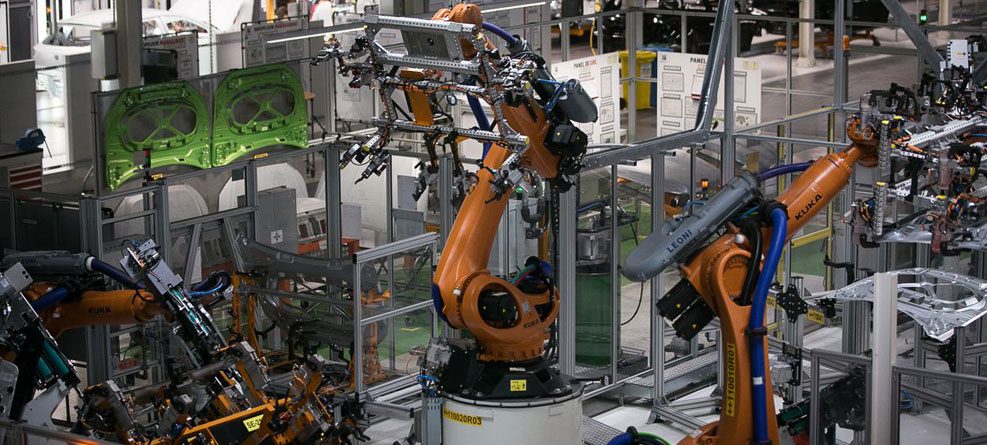 Línea de producción con robots de brazo articulado