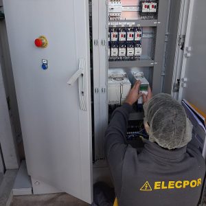 Operario de elecpor montando cuadro eléctrico industrial