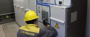 Operario de elecpor manipulado cuadro eléctrico industrial