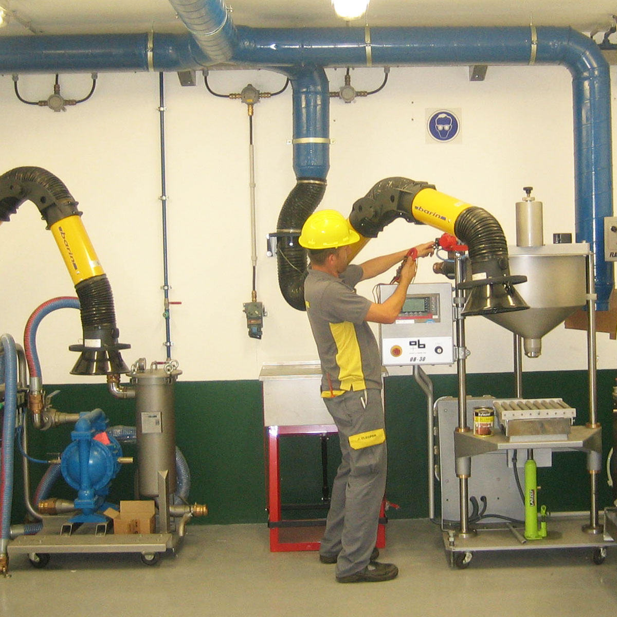Operario de elecpor realizando mediciones en líneas de producción