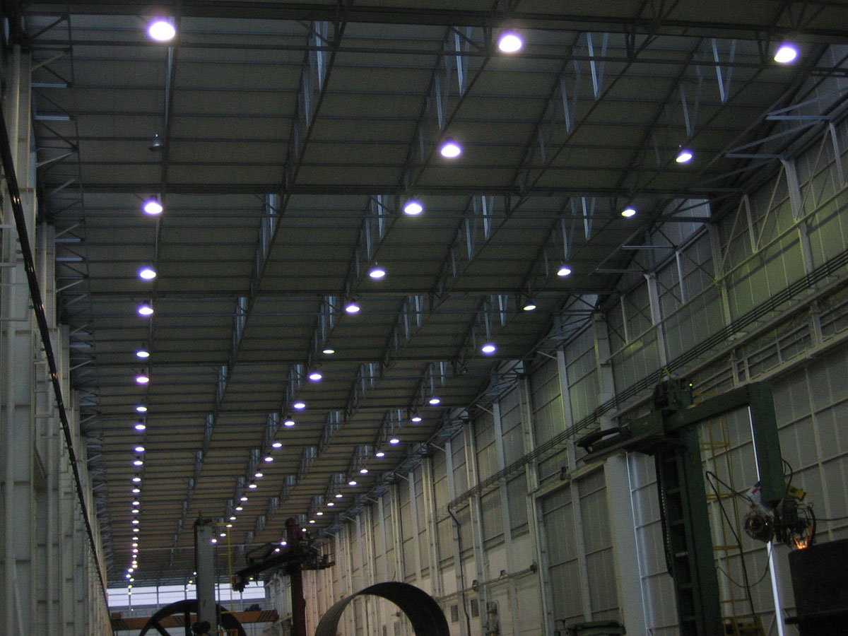Instalación de focos de techo led en nave industrial