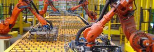 Robots abb en cadena de fabricación de paquetes energéticos